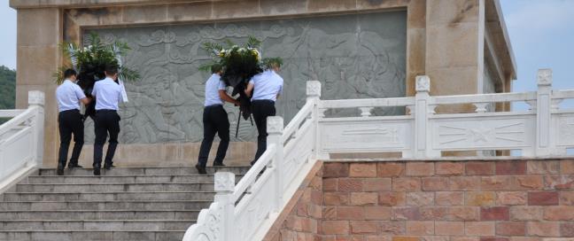 黨員代表向革命先烈敬獻花籃.jpg