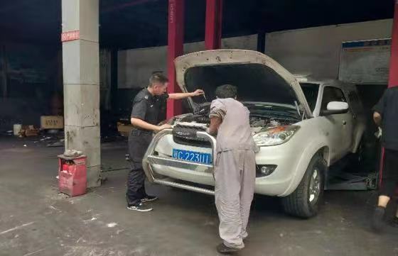 對故障車輛進(jìn)行維修.jpg